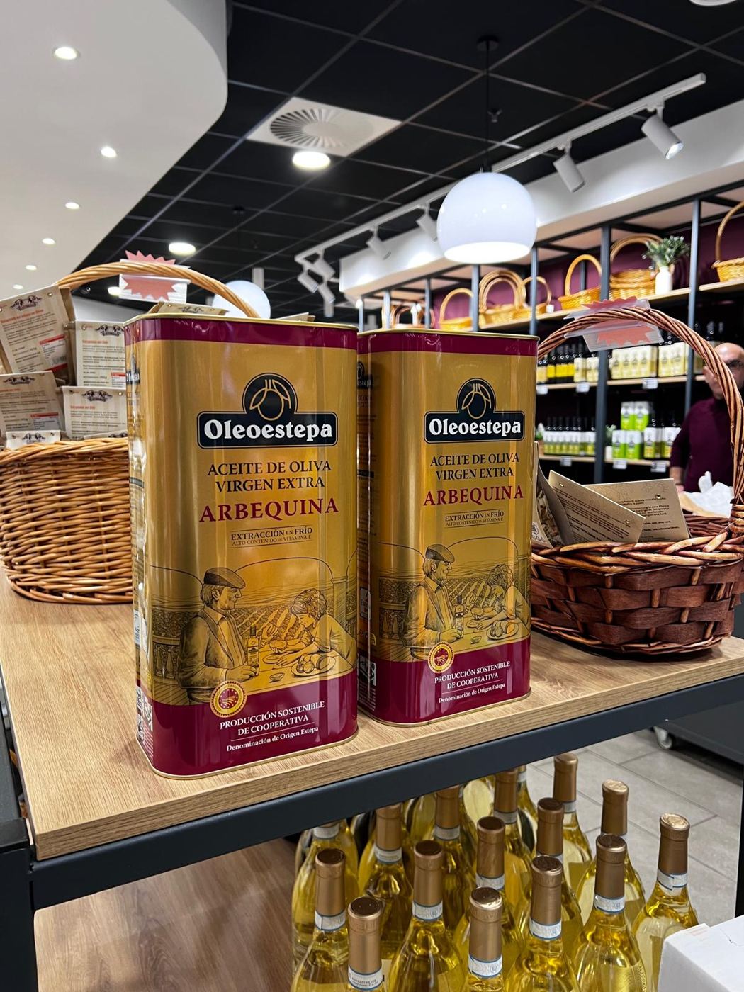 Latas de Arbequina en tienda gourmet