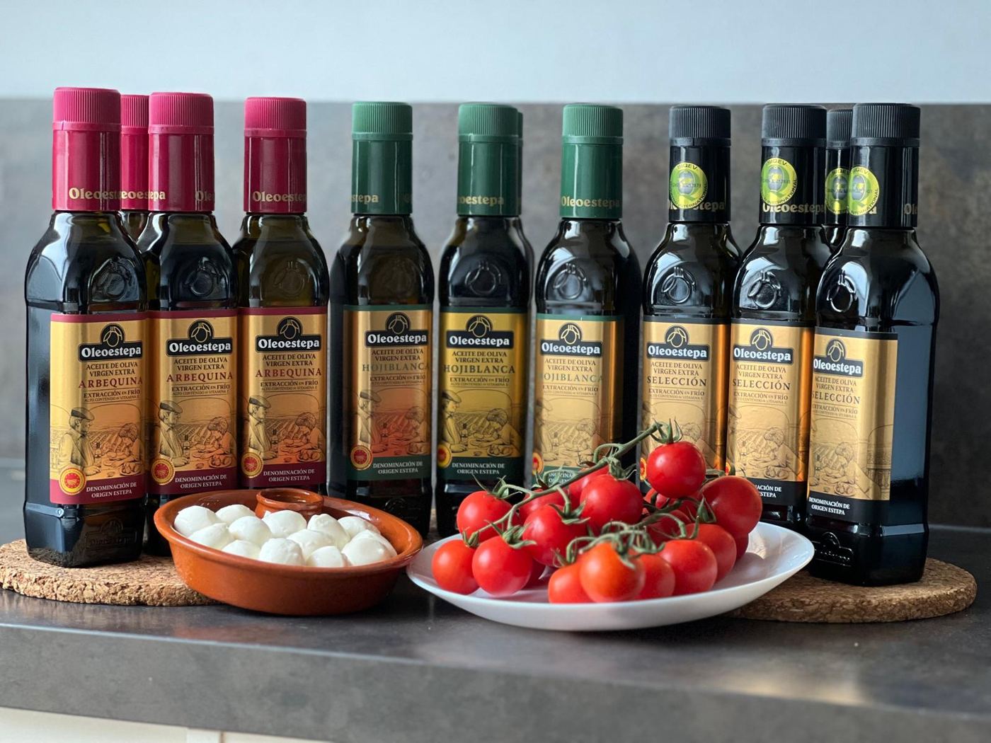 Botellas de aceite de oliva virgen extra con tomates y mozzarella