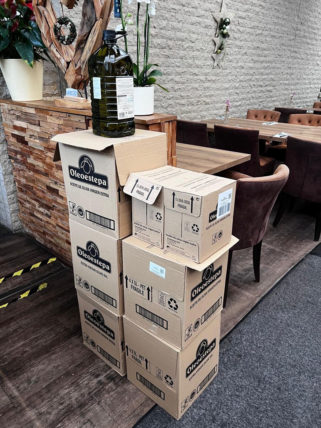 Cajas de Oleoestepa entregadas en un restaurante