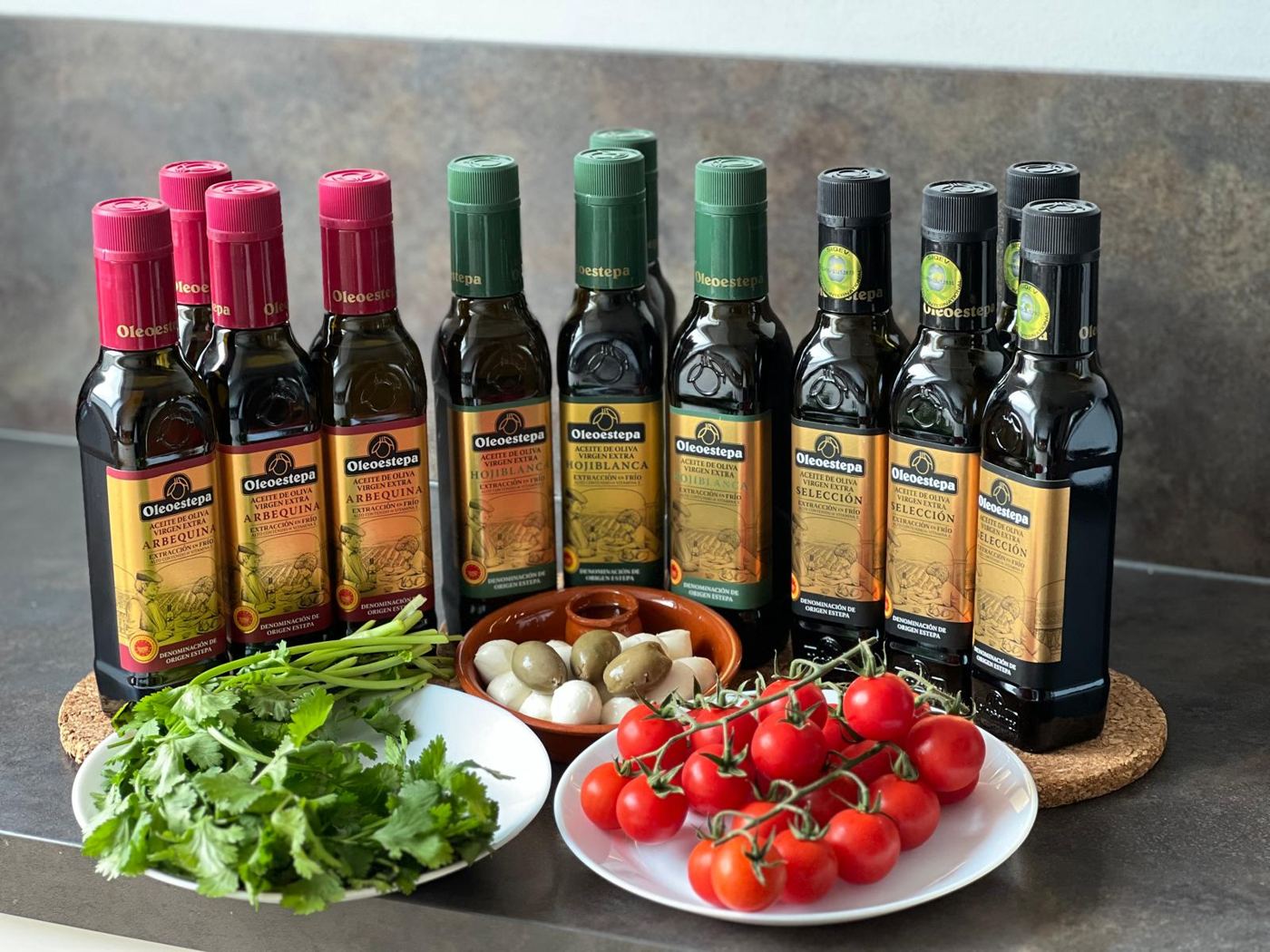 Gama completa de aceites Oleoestepa con tomates cherry y aceitunas